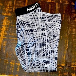 Women’s Nike Pro Capri Length Leggings